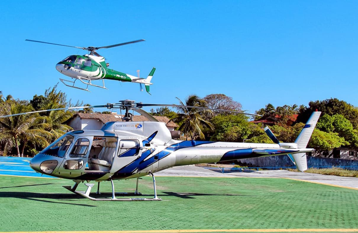 Helicóptero Esquilo da North Star Táxi Aéreo em heliponto no litoral do Ceará